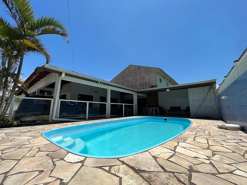 Casa perto do mar com piscina