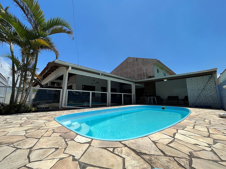 Casa perto do mar com piscina