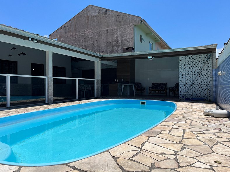 Casa perto do mar com piscina