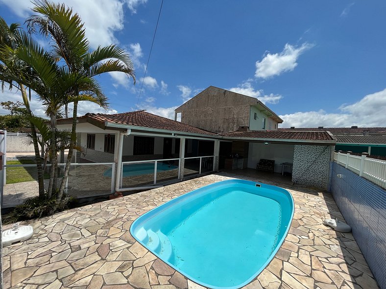 Casa perto do mar com piscina