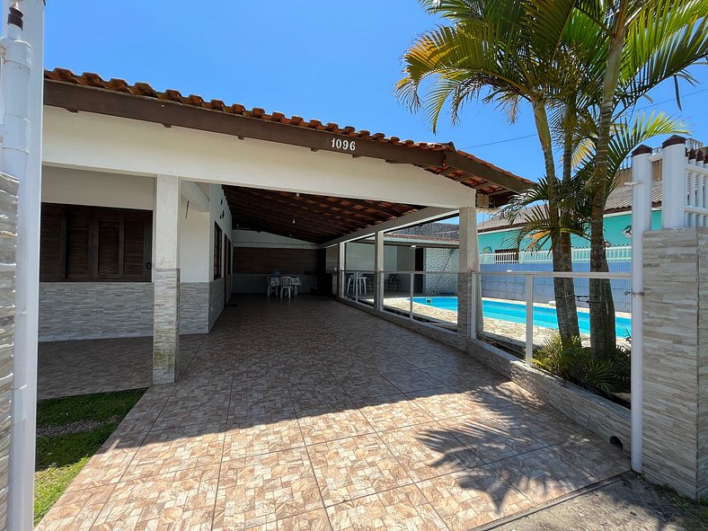 Casa perto do mar com piscina